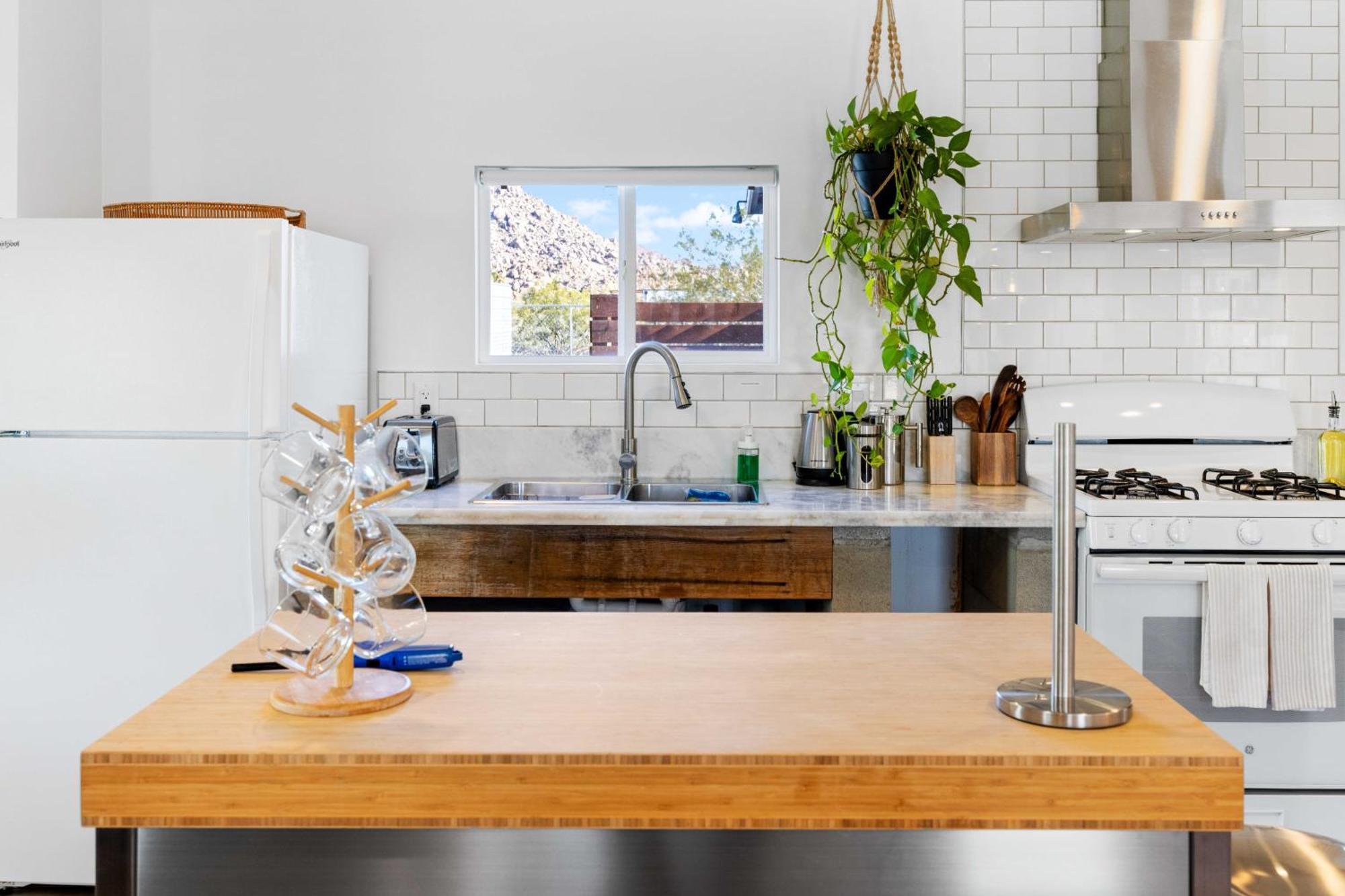 The Zen - Outdoor Shower, Gas Fireplace, Walkable To Shops & Restaurants 조슈아 트리 외부 사진